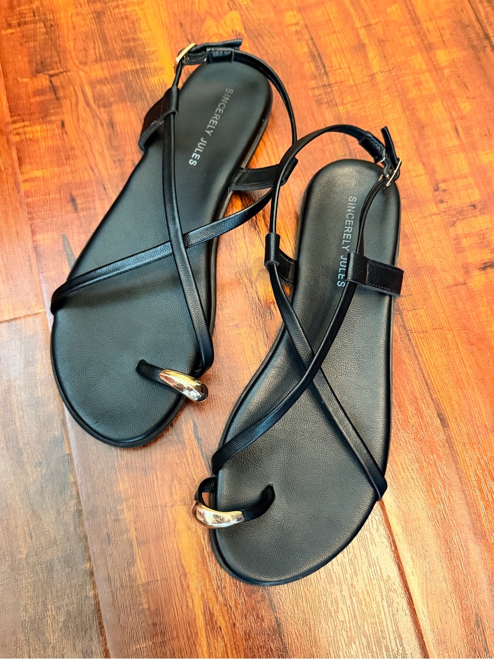 Sincerely Jules Black Strappy Toe-Ring Sandals with Gold Accent 🩴